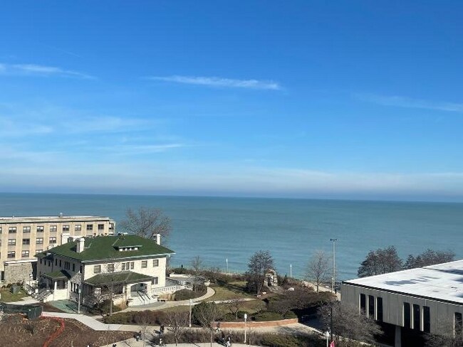 Building Photo - 6334 N Sheridan Rd