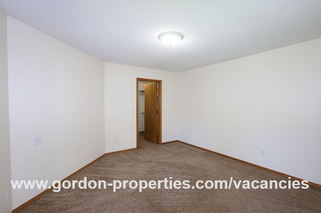 Building Photo - $2,495.00 - SE Condor Pl - Gresham 3 bedro...