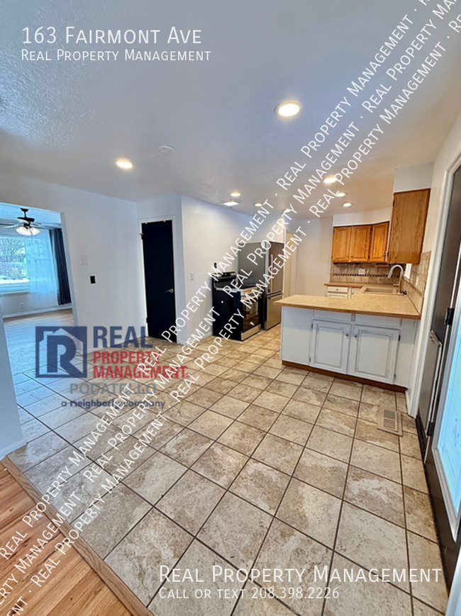 Building Photo - 3 bed 2 bath house - 1 car garage - PET FR...