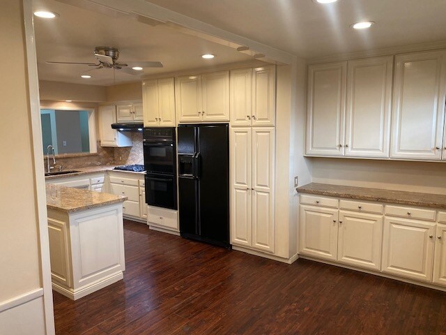 Building Photo - 2000 Karen St