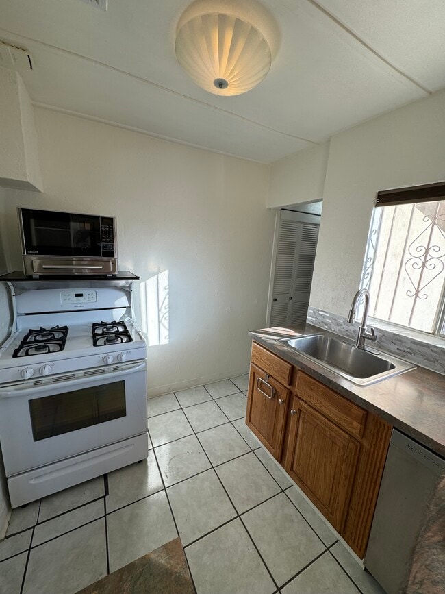 Building Photo - 239 S Cherry Ave