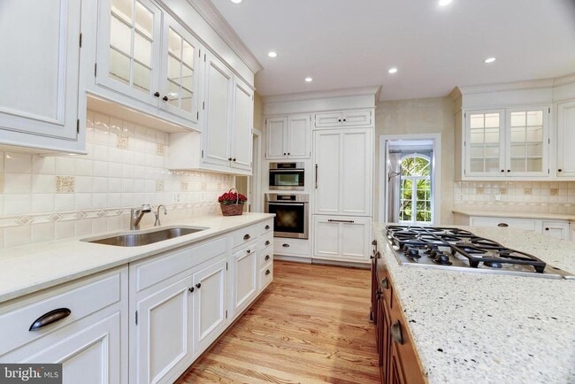 Building Photo - 8001 Greenwich Woods Dr