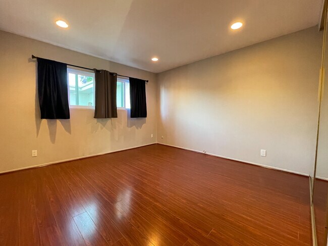 Building Photo - 5330 Zelzah Ave