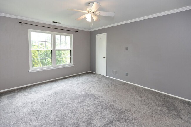 Building Photo - 10-B SUMAC CT