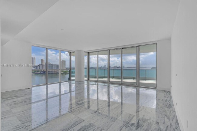 Building Photo - 1331 Brickell Bay Dr