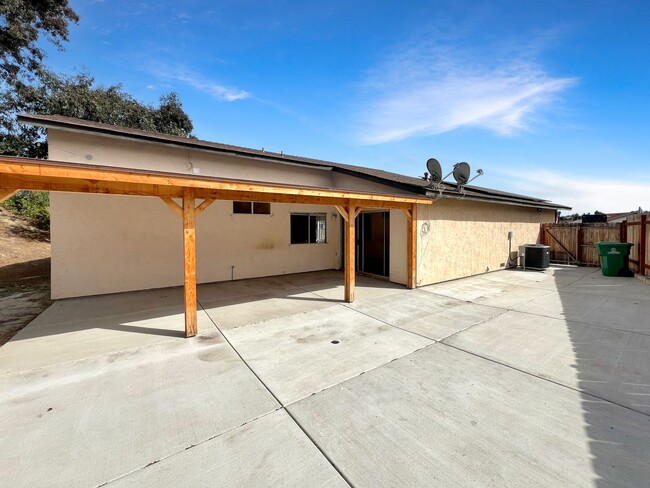 Building Photo - Amazing 3B/2BA home w/ Attached Garage and...