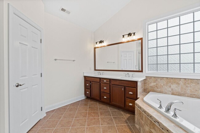 Building Photo - Spacious 3-Bedroom Condo in Prime Raleigh Location!