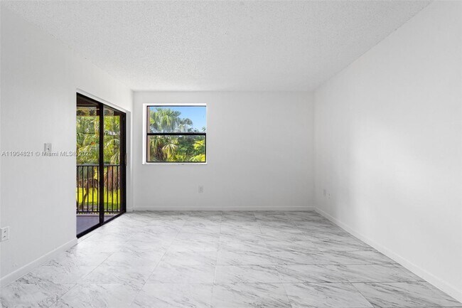 Building Photo - 330 W Park Dr