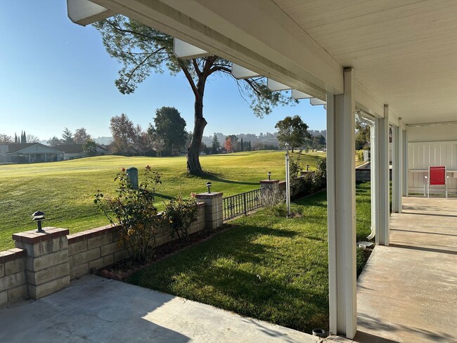 Building Photo - Beautiful golf course home!