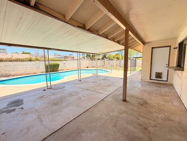 Building Photo - 718 E Manhatton Dr