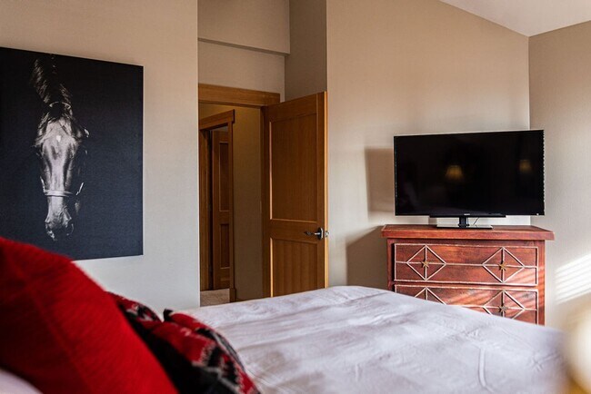 Building Photo - Immaculate Spanish Peaks Condo with Hot Tub & Pool Access
