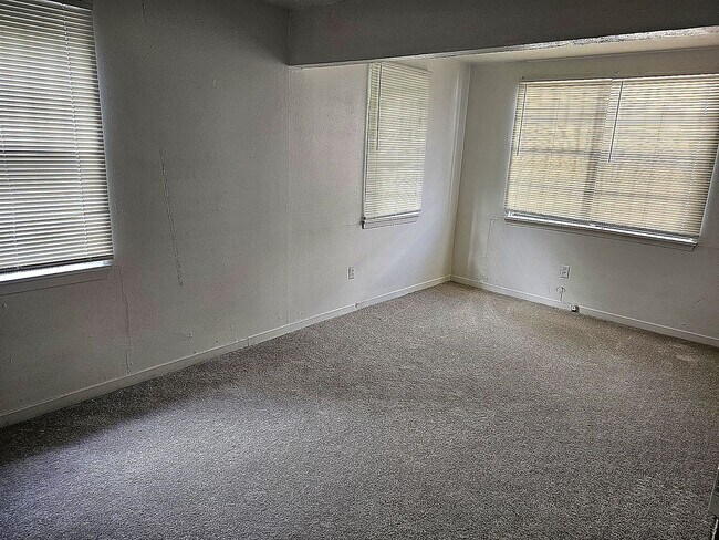 Building Photo - Cozy 4 Bedroom Home