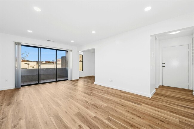 Building Photo - 10 Shrewsbury Green Dr