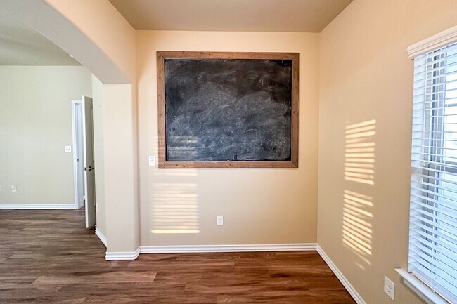 Building Photo - Stunning 5BD, 2 1/2 BTH Home Seconds away from John Kilpatrick Turnpike in YUKON!