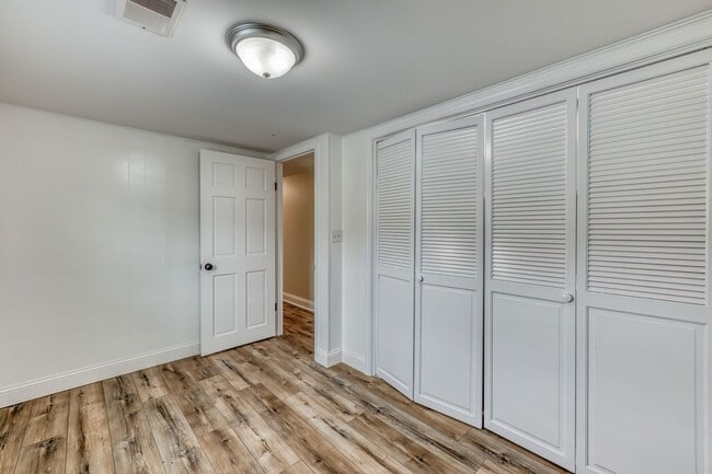 Building Photo - 5 Bedroom / 3.5 Bath Home Blountville, TN