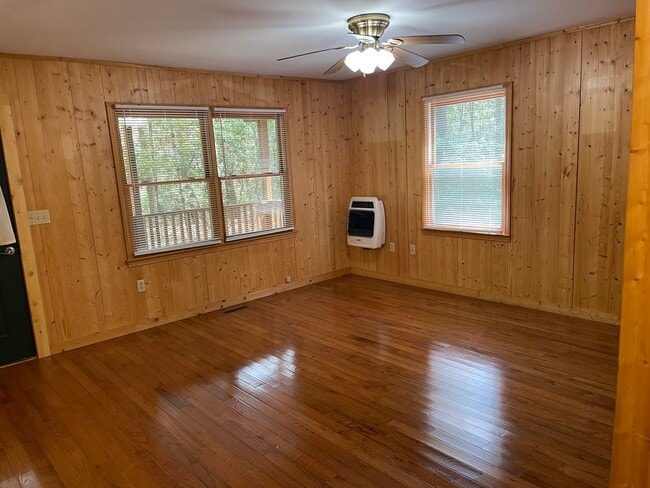 Building Photo - Charming Cabin