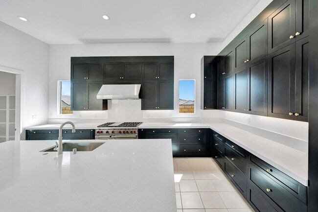 Building Photo - 30000 N Camino los Robles