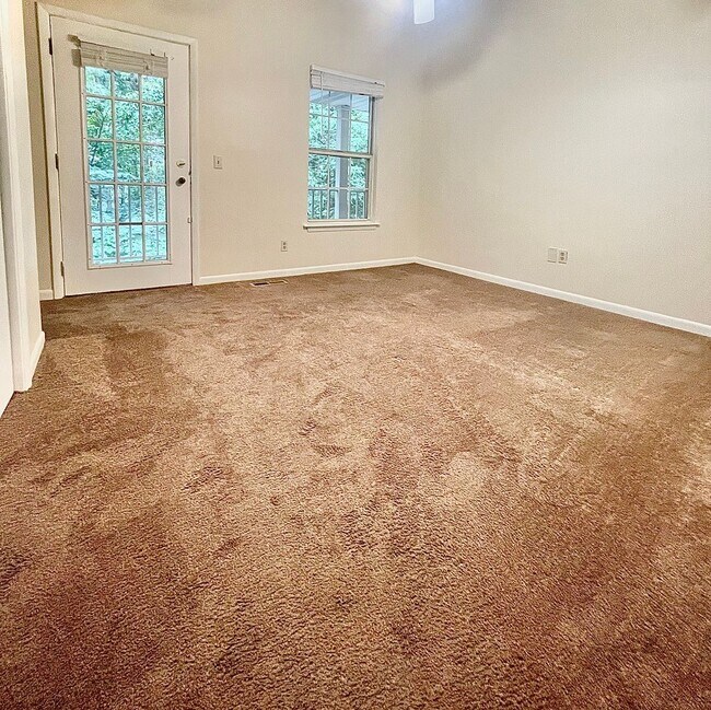 Building Photo - Lakewood Commons B202