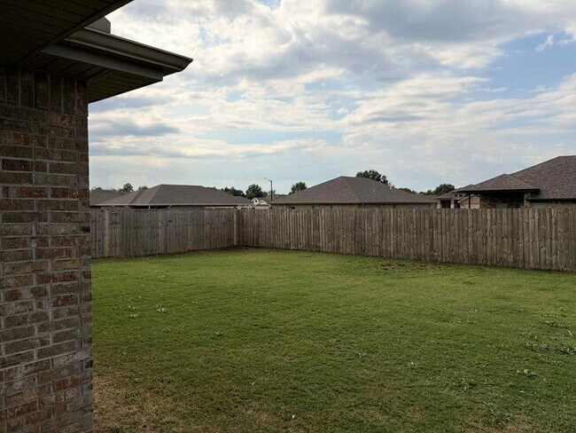 Building Photo - WEBB CITY  Beautiful 3 Bedroom 2 Bathroom ...
