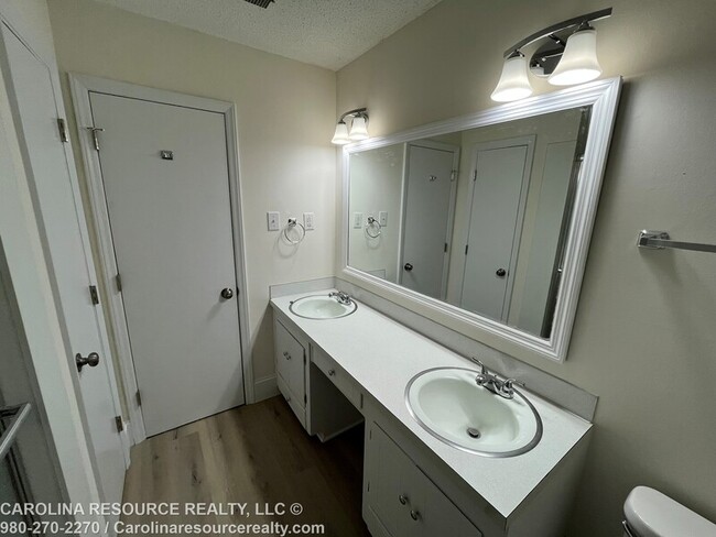 Building Photo - 4535 Dawnwood Dr