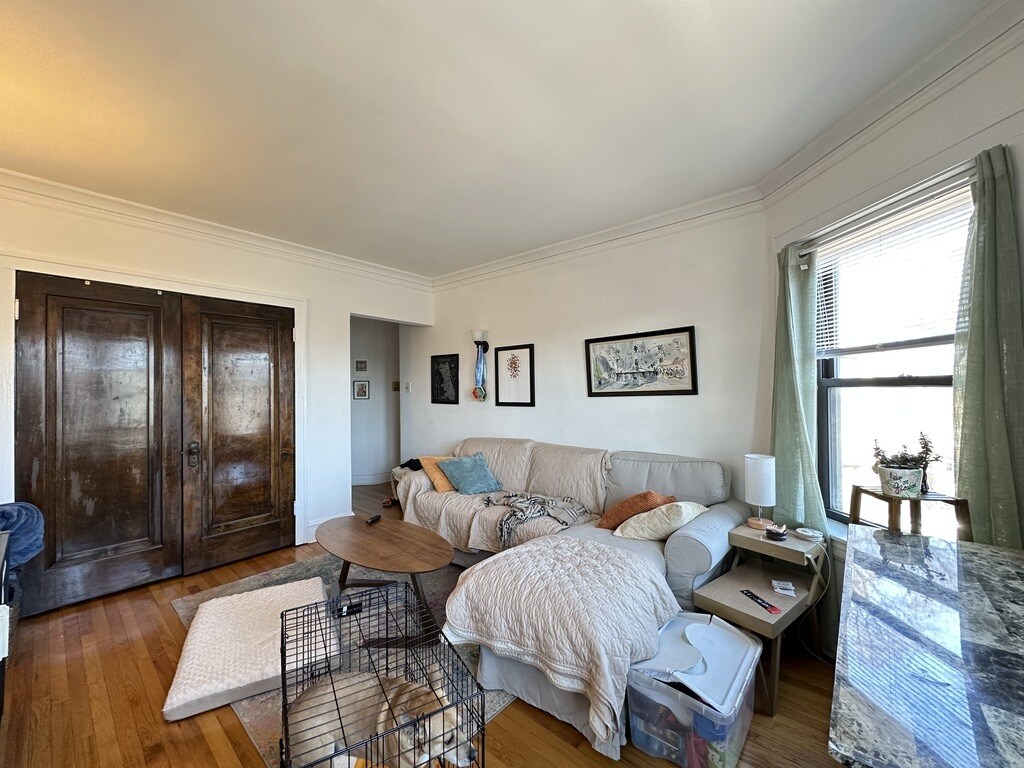 Building Photo - 1911 W Larchmont Ave