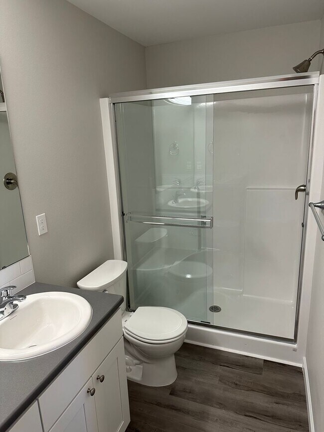 Building Photo - Brand New 3 Bed / 2.5 Bath Duplex! $250 Am...
