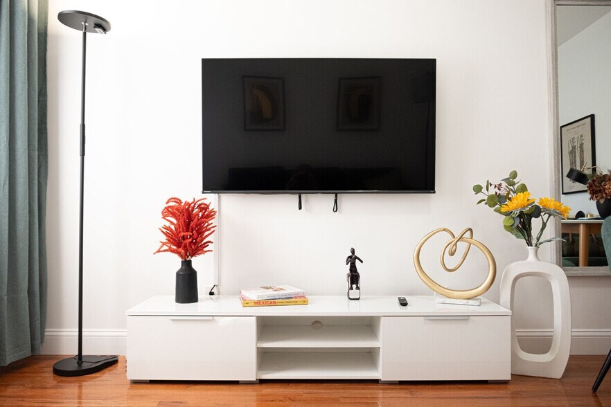 Primary Photo - 305 E 95th St