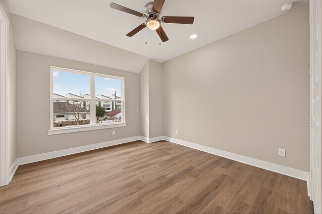 Building Photo - 1504 Hussion St