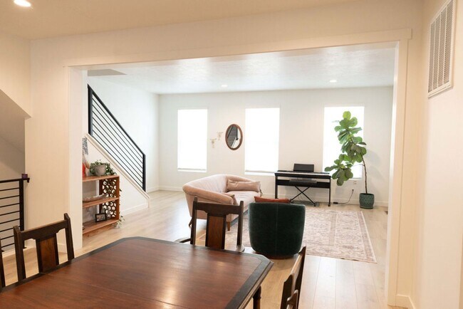 Building Photo - 638 Autumn Ash Cir