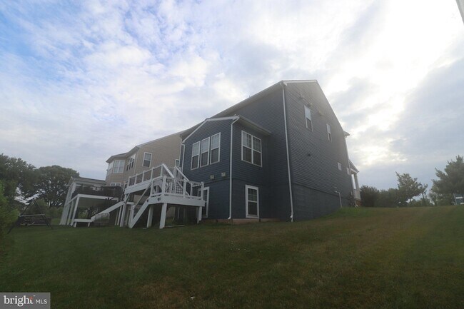 Building Photo - 3348 Burton Dr