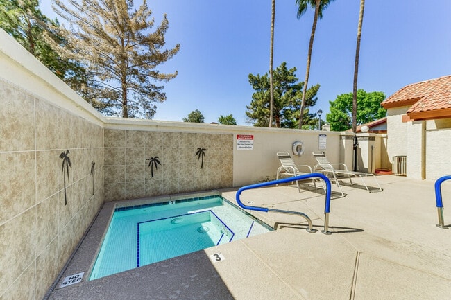 Building Photo - 1120 N Val Vista Dr