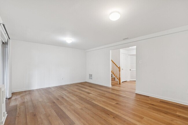 Building Photo - Great Location for schools, shopping and d...