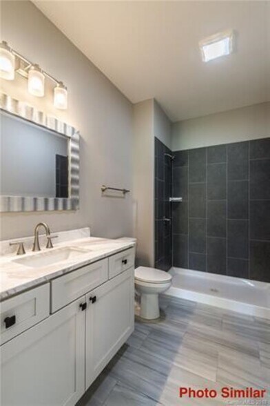 Main en suite Bathroom - 124 Foxden Dr