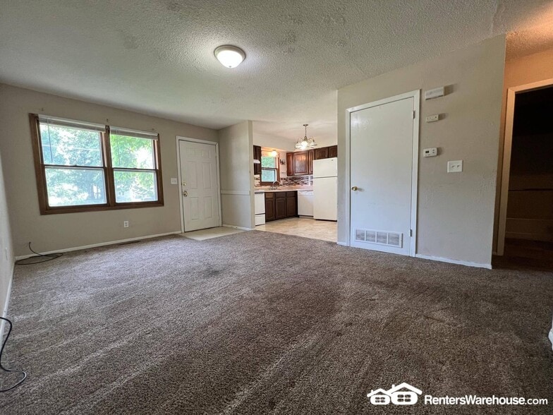 Building Photo - 912 E Railroad Ave