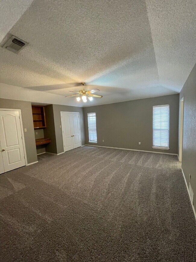 Building Photo - Beautiful 3 bedroom 2 bath Home