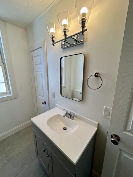 Building Photo - 1510 W 14th St