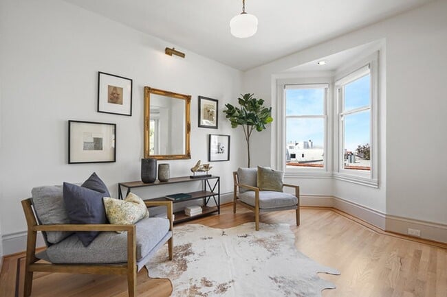 Building Photo - Gorgeous 4BR/2.5BA Nob Hill Home with Shar...