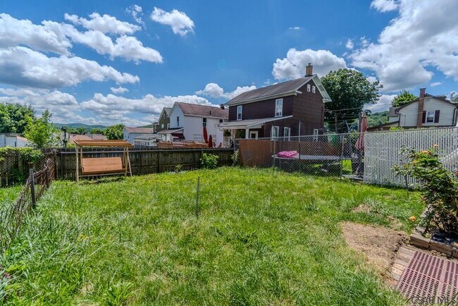 Building Photo - 222 Strayer St
