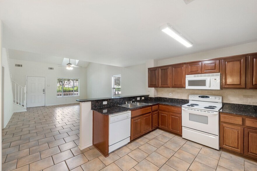 Building Photo - Prime Location! Spacious 4-Bed, 4-Bath Home Near Texas A&M!