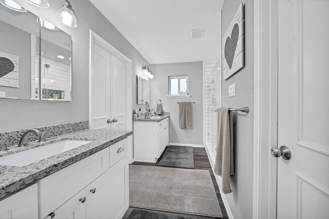 Building Photo - Charming 4-Bed Home with Granite Elegance in Sugar Land