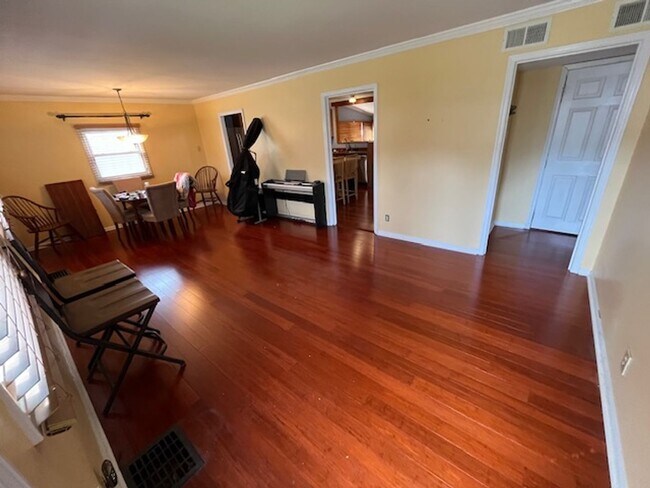 Building Photo - 2 bed 2 bath Single Family Home in Bexley ...