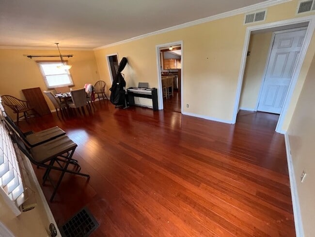 Building Photo - 2 bed 2 bath Single Family Home in Bexley w/ Bonus Rooms