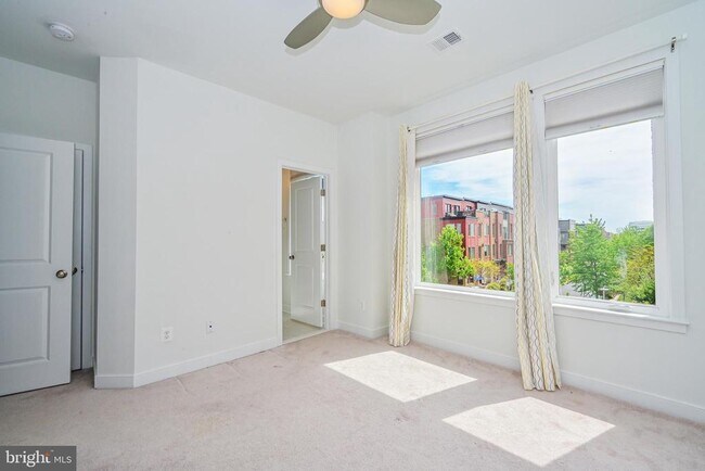 Building Photo - 8337 Looking Glass Way