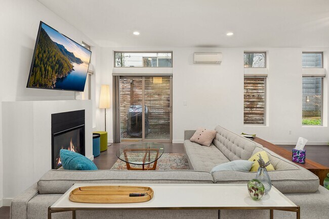 Building Photo - North Beacon Hill Townhome Living!