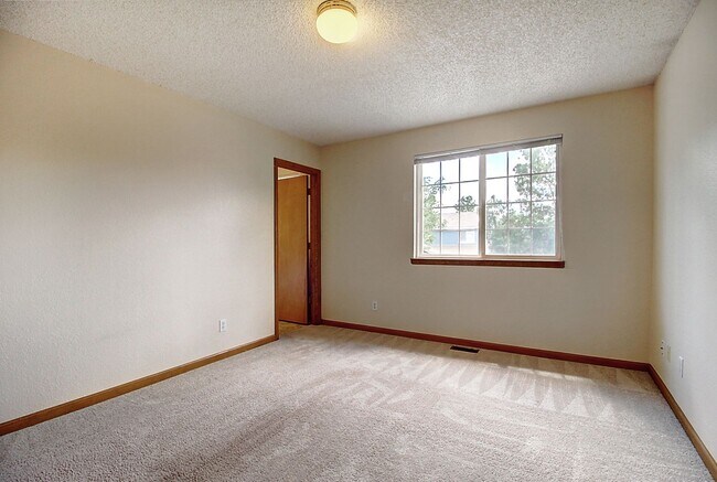Building Photo - Charming 3 Bed 2 Bath Willow Run Home - Available August 10!
