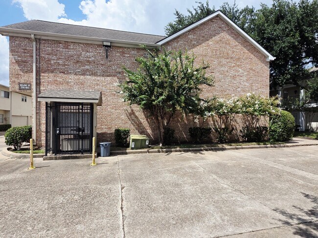 Building Photo - 2323 Augusta Dr