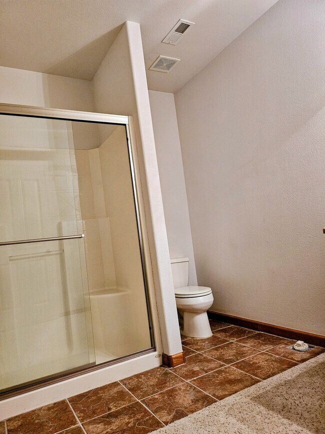 Building Photo - ALL PROSPECTIVE TENANTS MUST SUBMIT A $58 ...