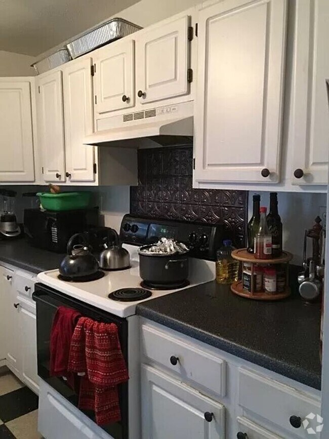 Building Photo - Home Sweet Home! Awesome 4 Bedroom/2 Bath ...