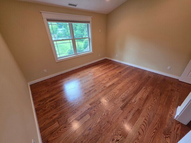 Building Photo - Luxurious 3-Bedroom Home in Poughquag, NY