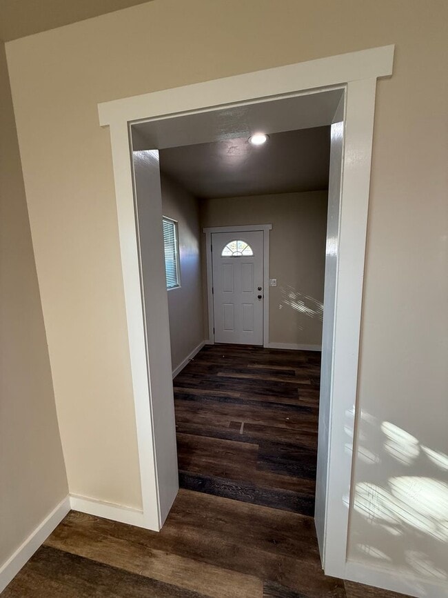 Building Photo - Gorgeous 2 Bedroom/1 Bathroom Home